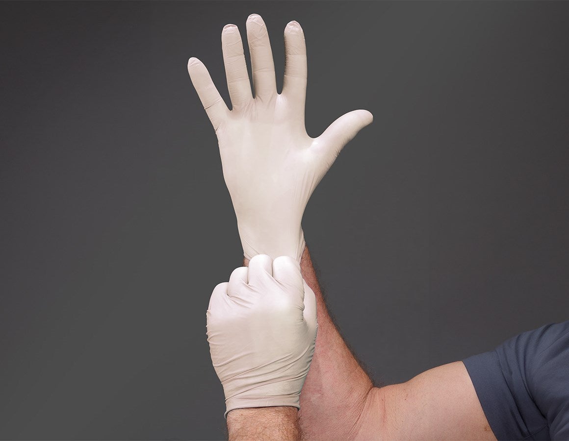 Main action image Disposable latex gloves, lightly powdered S