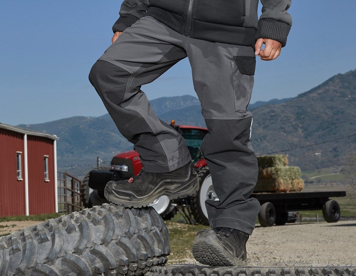 Main action image Funct. cargo trousers e.s.dynashield, children's cement/graphite