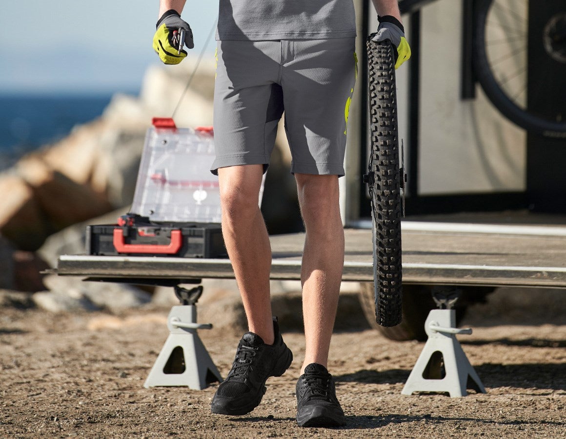 Main action image Functional short e.s.trail basaltgrey/acid yellow