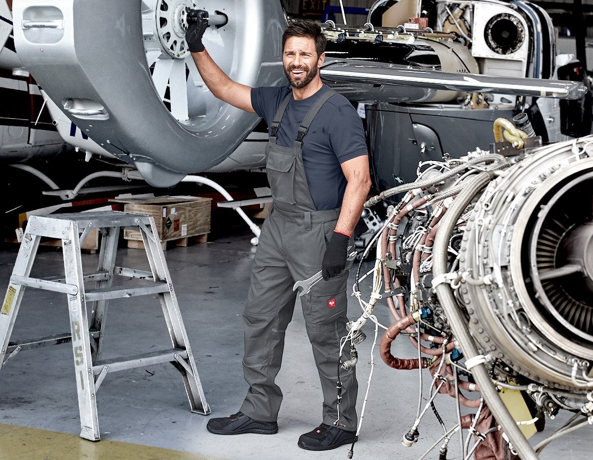 Main action image Bib & brace e.s.industry cement