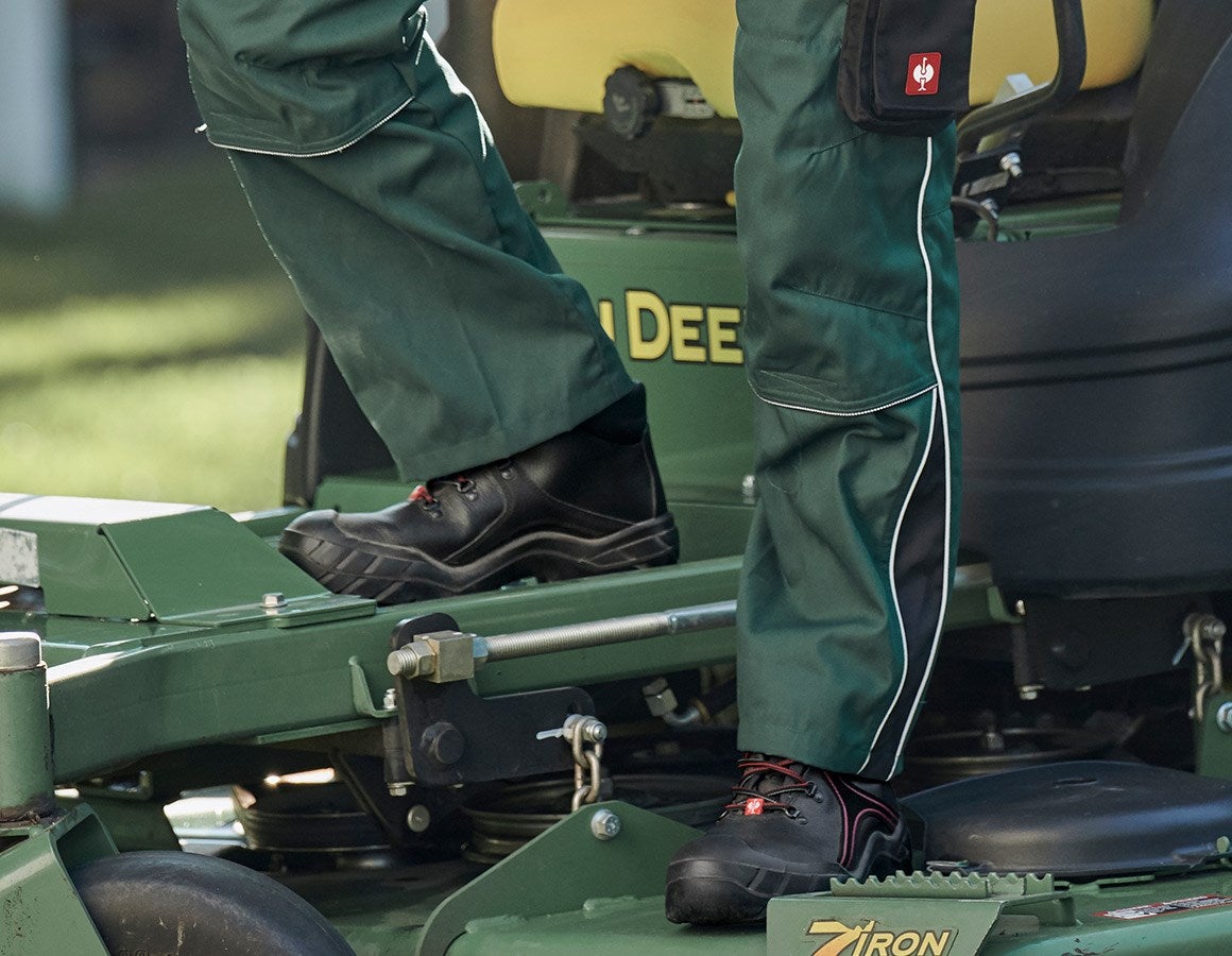 Main action image S3 Safety boots e.s. Matar black/red