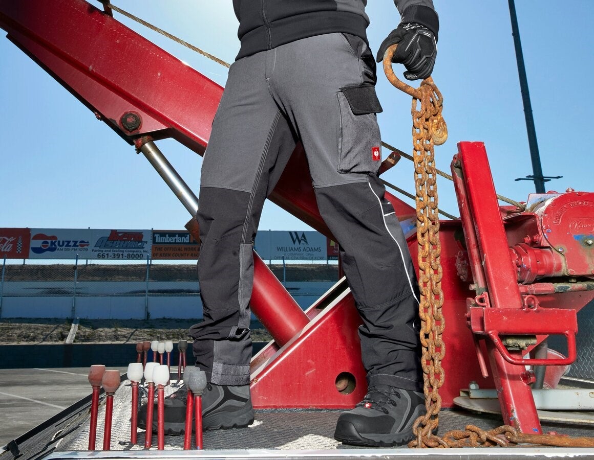 Main action image Winter functional cargo trousers e.s.dynashield cement/graphite