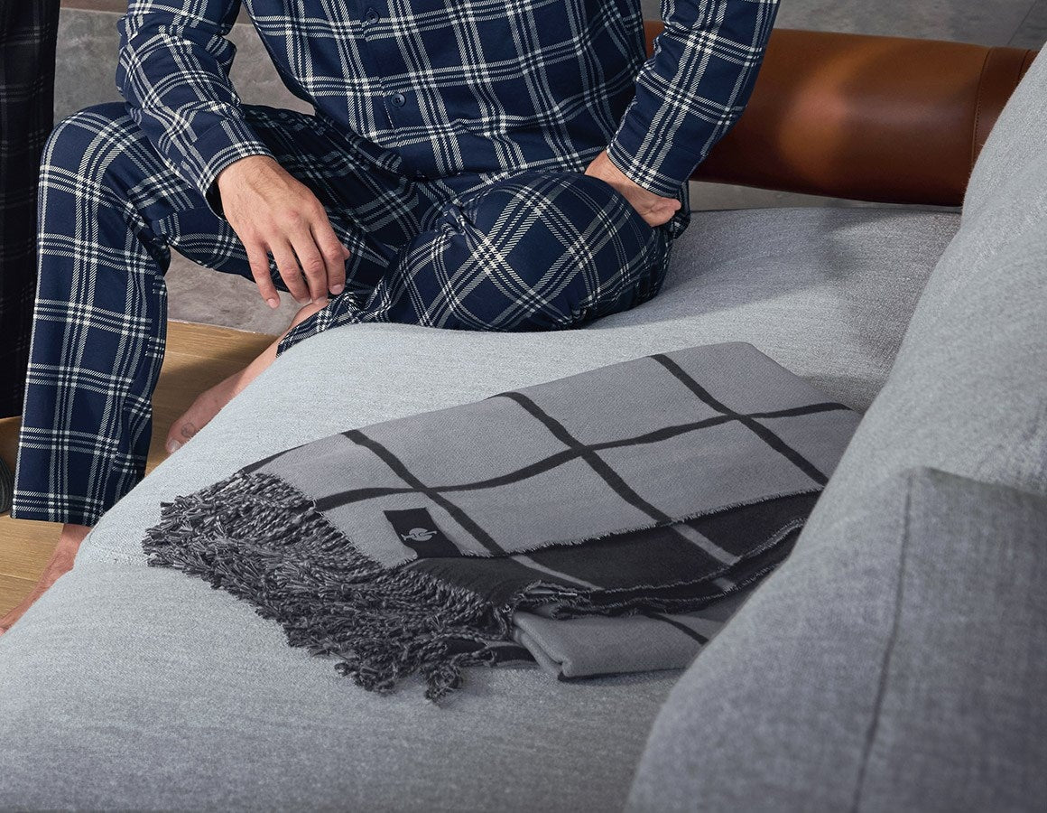 Main action image e.s. Checkered Fringed Blanket basaltgrey/black