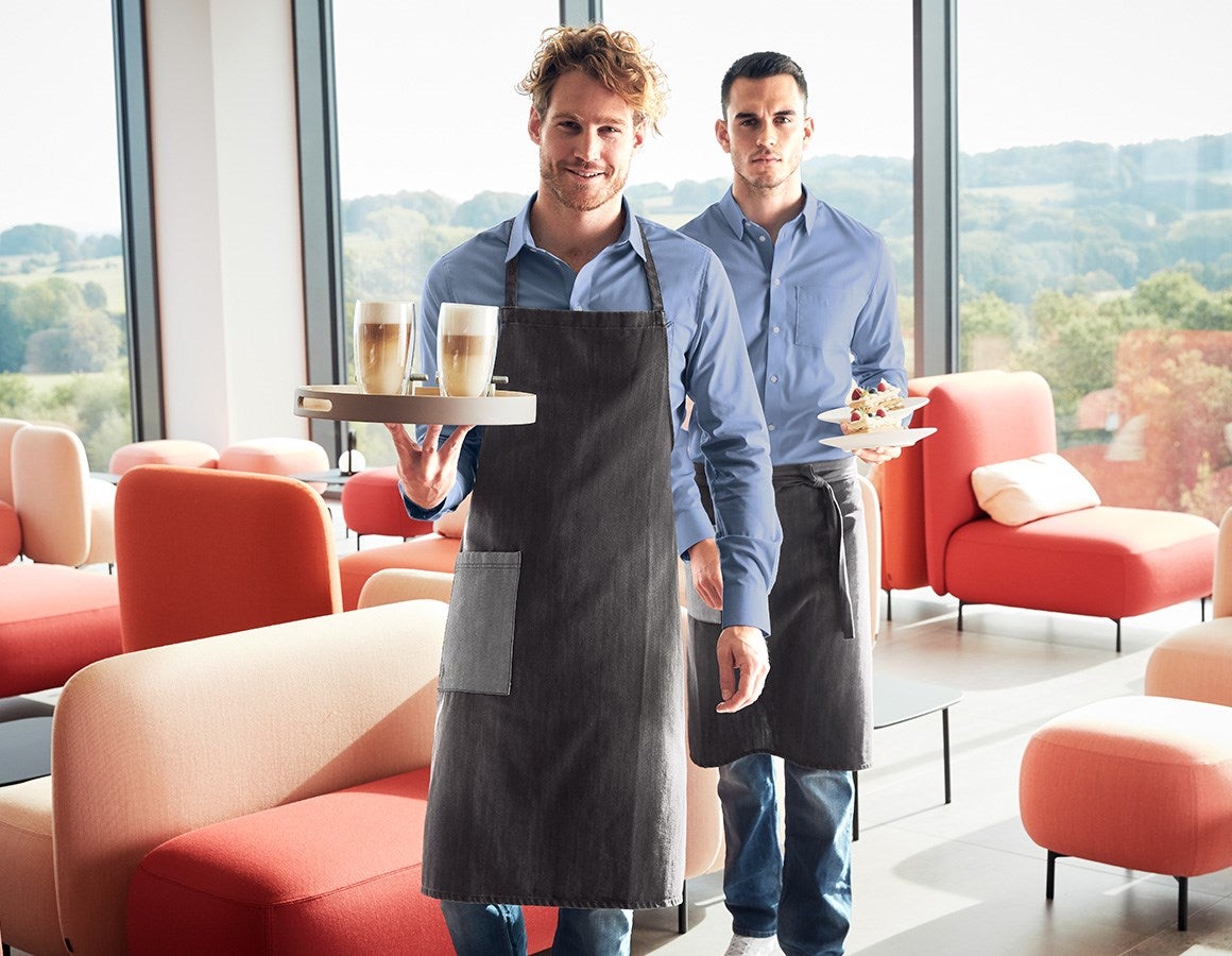 Main action image e.s. Bib Apron denim, long graphitewashed