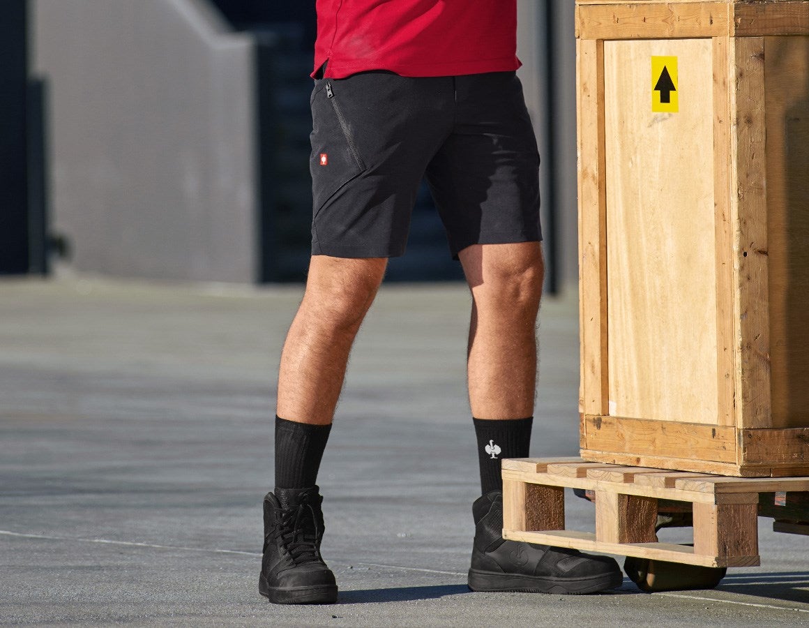 Main action image e.s. Service cargo shorts black