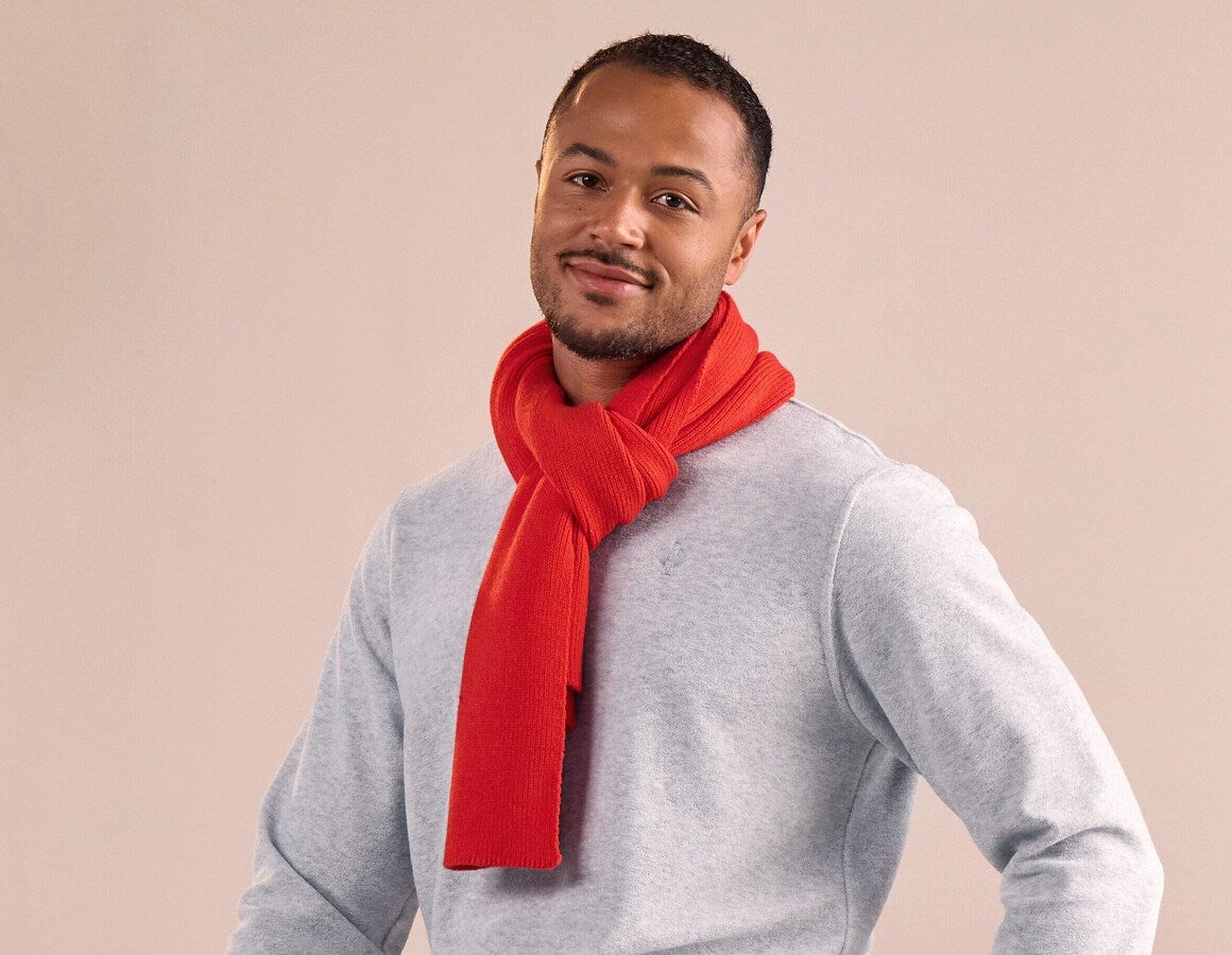 Main action image e.s. Knitted scarf straussred